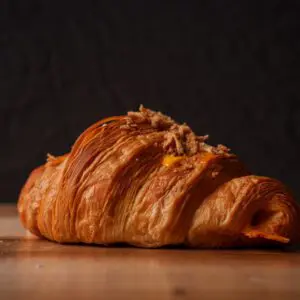 Croissant s šunkou a čedarem